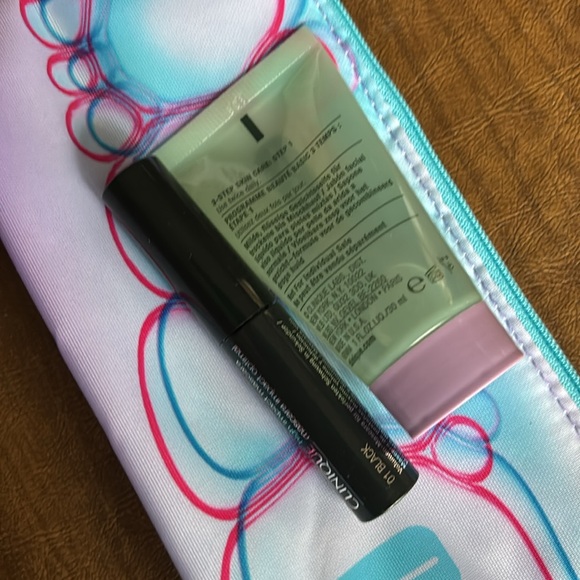 Clinique Makeup Set with Pouch - Picture 2 of 4